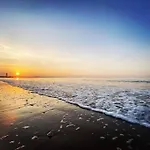 No12-Luxe Living Guest Apartment- 1 Bed-Garden-Private Parking-Wifi-Beach-City
