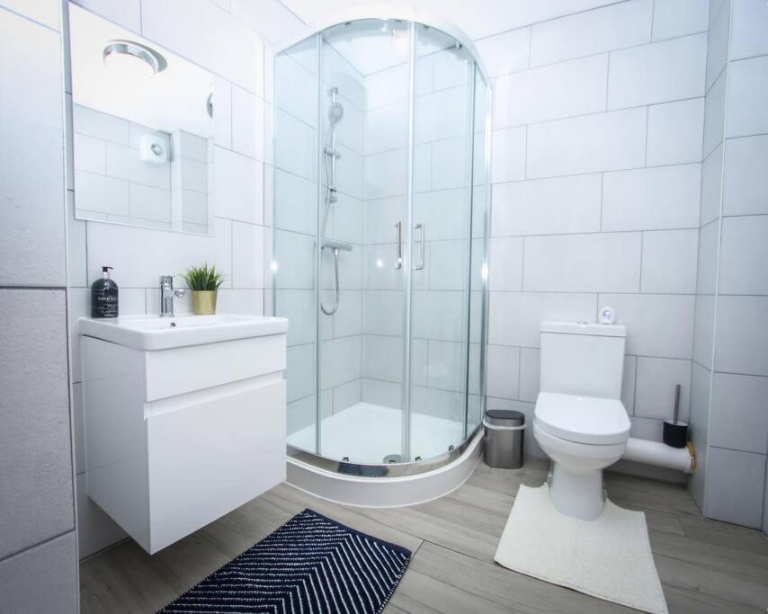No12-luxe Living Guest Apartment- 1 Bed-garden-private Parking-wifi-beach-city *