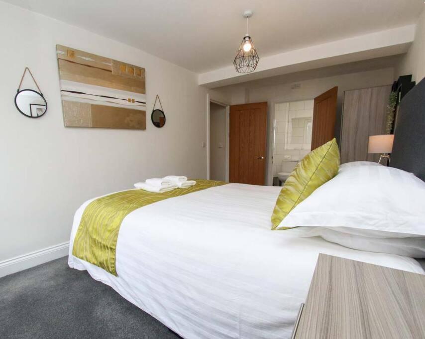 No12-luxe Living Guest Apartment- 1 Bed-garden-private Parking-wifi-beach-city